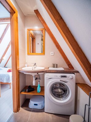 Bathroom - Holiday Home 'Gite Muscat - Kaysersberg Vignoble' with Mountain View, Wi-Fi and Air Conditioning (Kaysersberg-Vignoble)