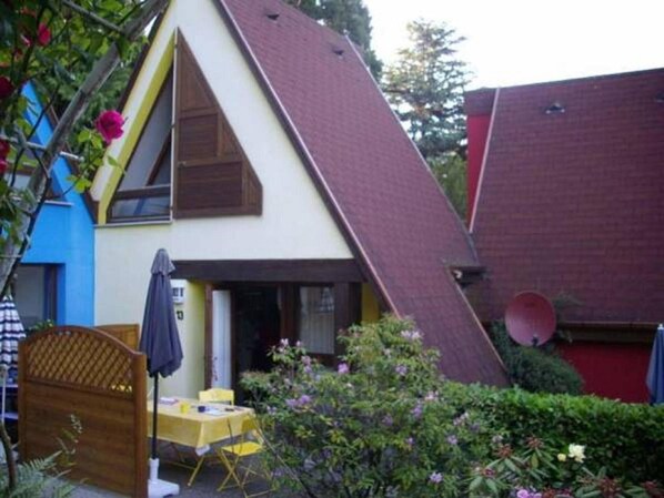 Outdoor dining - Holiday Home 'Gite Muscat - Kaysersberg Vignoble' with Mountain View, Wi-Fi and Air Conditioning (Kaysersberg-Vignoble)