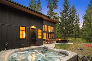 A modern house with a hot tub, outdoor seating, and a fire pit. - 4BR, Hot Tub, Firepit, Fireplace, Pet Friendly (Cle Elum)