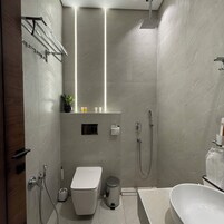 Apartamento, 1 cama King | Banheiro | Chuveiro, produtos de toalete grátis, chinelos, toalhas de banho