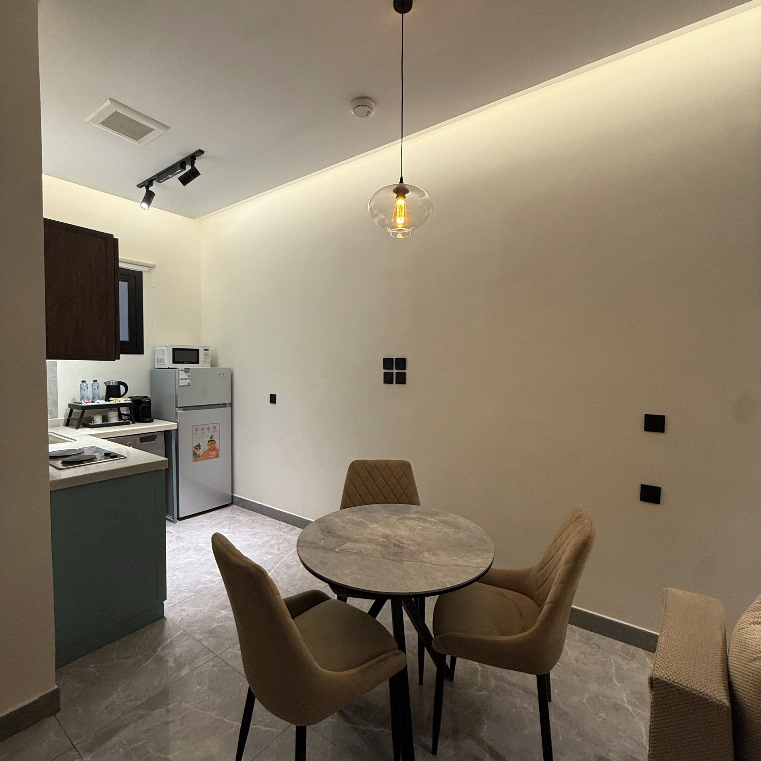 Apartment, 1 King Bed | Dining