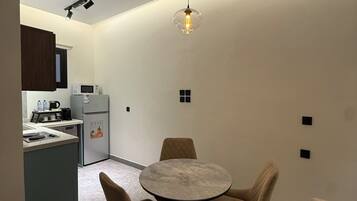 Apartment, 1 King Bed | Dining