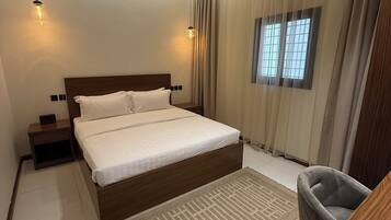 Apartment, 1 King Bed | Blackout drapes, iron/ironing board (on request), WiFi (free)