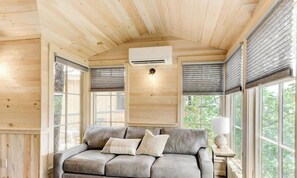 TV - Wonderful Tree House with Barbecue and Hot-tub in Gatlinburg, Tennessee (Gatlinburg)