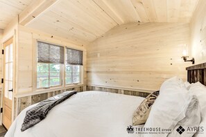 Room - Wonderful Tree House with Barbecue and Hot-tub in Gatlinburg, Tennessee (Gatlinburg)