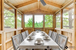 Dining - Wonderful Tree House with Barbecue and Hot-tub in Gatlinburg, Tennessee (Gatlinburg)