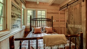 Room - Incredible, Cozy Tree House in Gatlinburg, Tennessee (Gatlinburg)