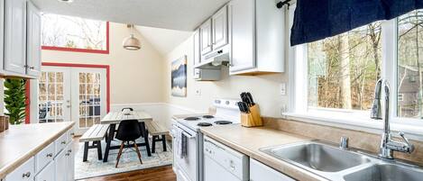 Coffee/tea maker, fridge, microwave, oven