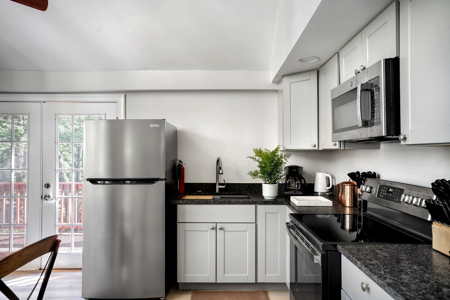 Coffee/tea maker, fridge, microwave, oven