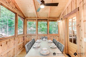 Dining - Secluded Tree House with Barbecue and Hot-tub in Gatlinburg, Tennessee (Gatlinburg)