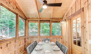 Dining - Secluded Tree House with Barbecue and Hot-tub in Gatlinburg, Tennessee (Gatlinburg)