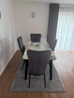 Dining - Apartment Sleeps 6 With Parking (Stanmore)