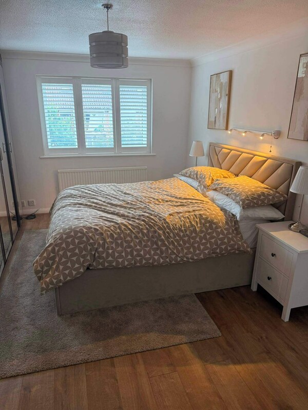 Apartment Sleeps 6 With Parking - Harrow