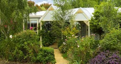 Cozy, Pet Friendly Cabin with Fireplace in Daylesford, Victoria