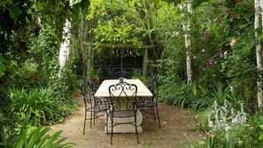 Outdoor dining - Cozy, Pet Friendly Cabin with Fireplace in Daylesford, Victoria (Daylesford)