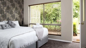 5 bedrooms, desk, iron/ironing board, WiFi