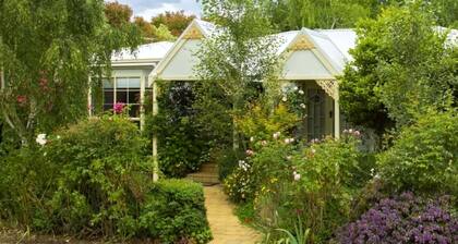 Cozy, Pet Friendly Cabin with Fireplace in Daylesford, Victoria