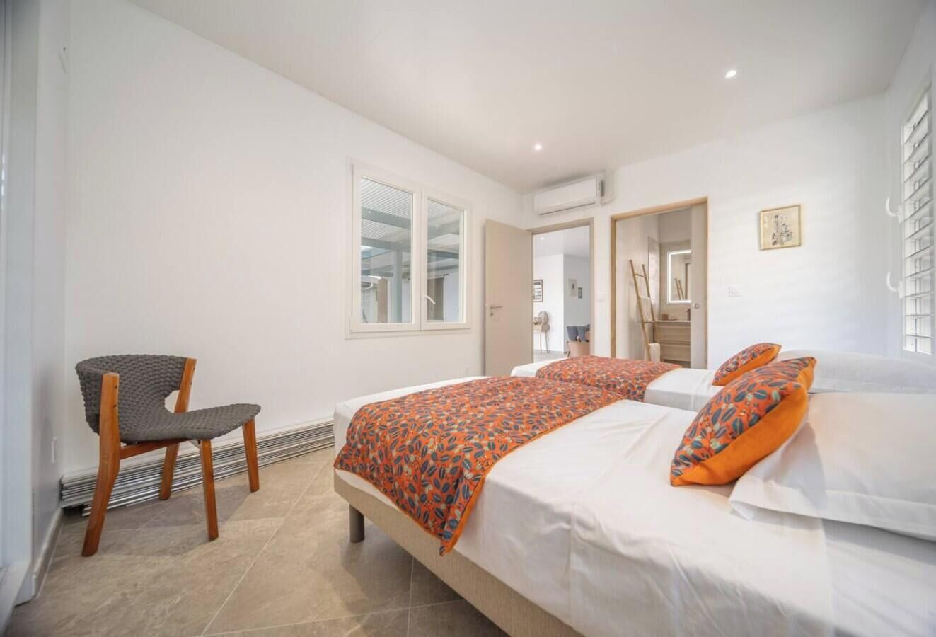 Bureau, fer et planche à repasser, lit parapluie, Wi-Fi