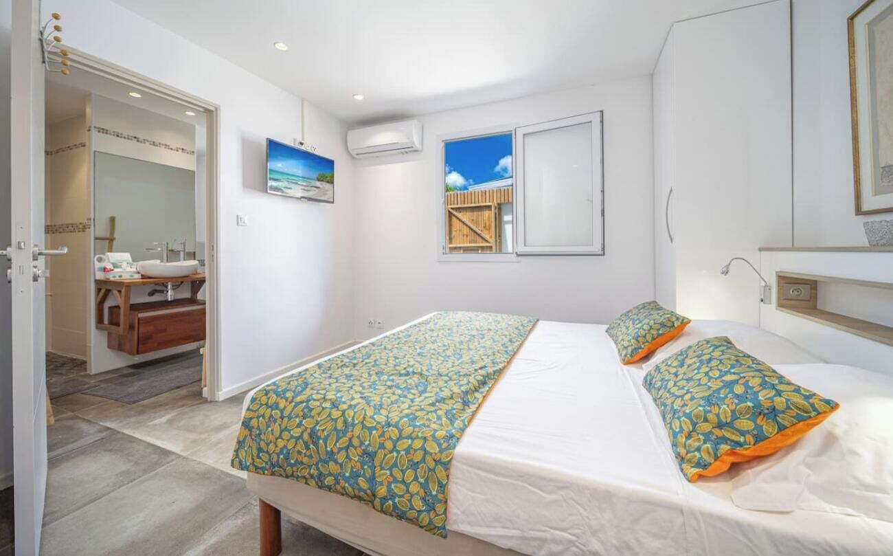 Desk, iron/ironing board, travel crib, WiFi