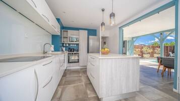 Coffee/tea maker, fridge, microwave, oven