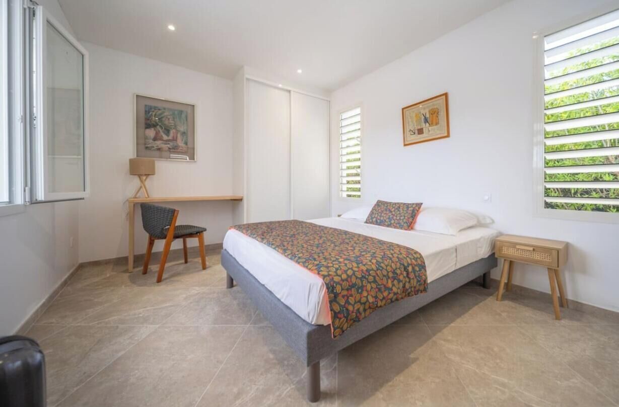 Desk, iron/ironing board, travel cot, WiFi