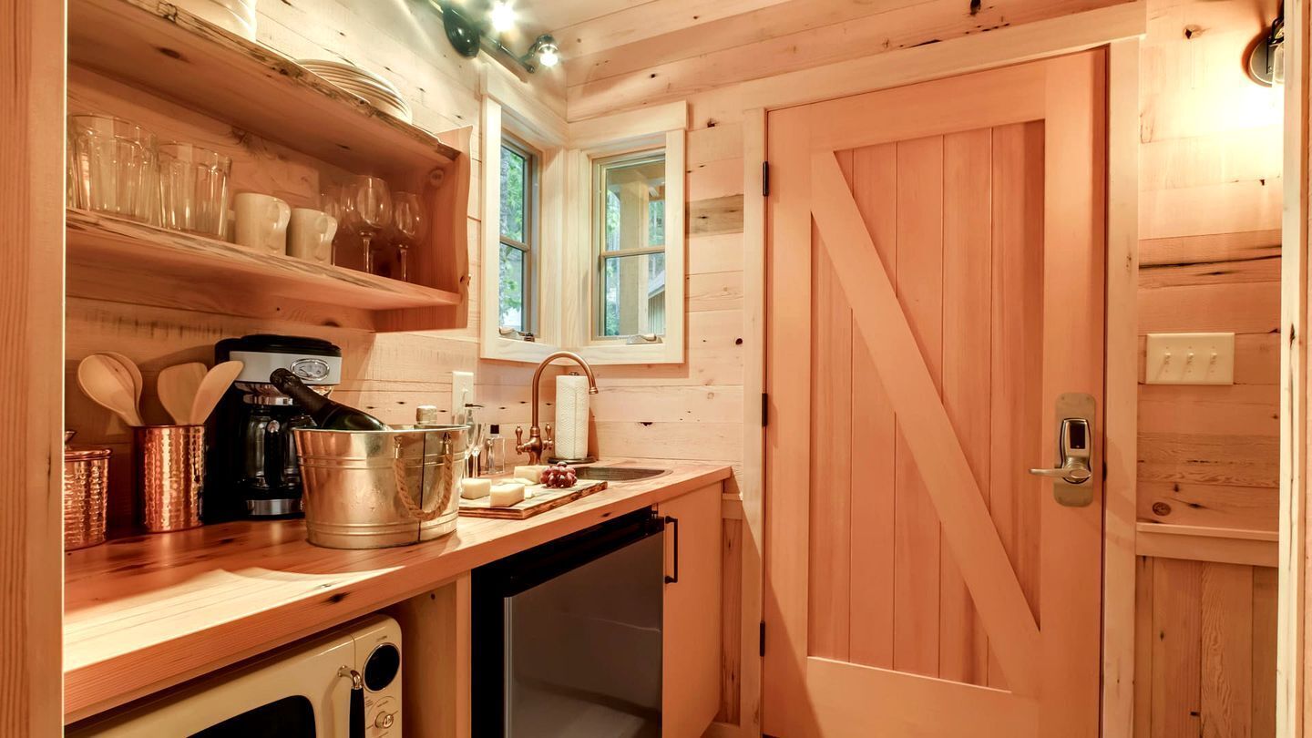 Cafetera y tetera, refrigerador, microondas y comedor 
