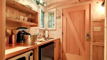 Cafetera y tetera, refrigerador, microondas y comedor