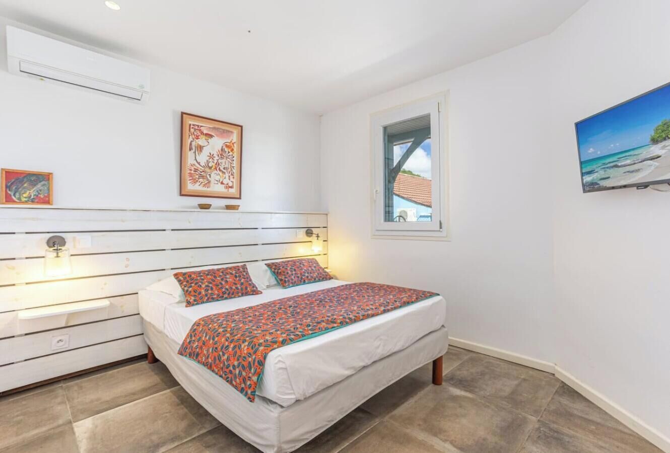 3 bedrooms, desk, iron/ironing board, travel crib
