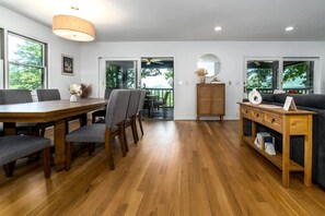 Dining - Impressive Cabin with Barbecue and Great Forest Views in Goshen, Virginia (Goshen)