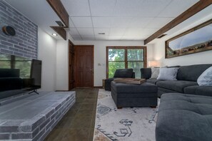 TV - Impressive Cabin with Barbecue and Great Forest Views in Goshen, Virginia (Goshen)