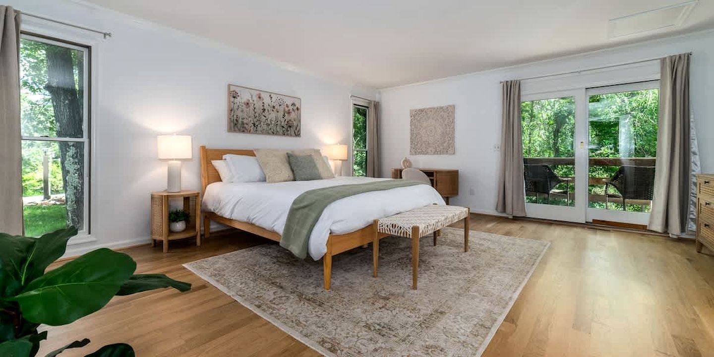 4 bedrooms, desk, iron/ironing board, travel cot