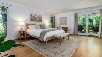 4 bedrooms, desk, iron/ironing board, travel cot