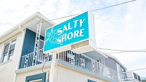 Ein Gebäude mit einem Schild, auf dem 'SALTY SHORE' steht.