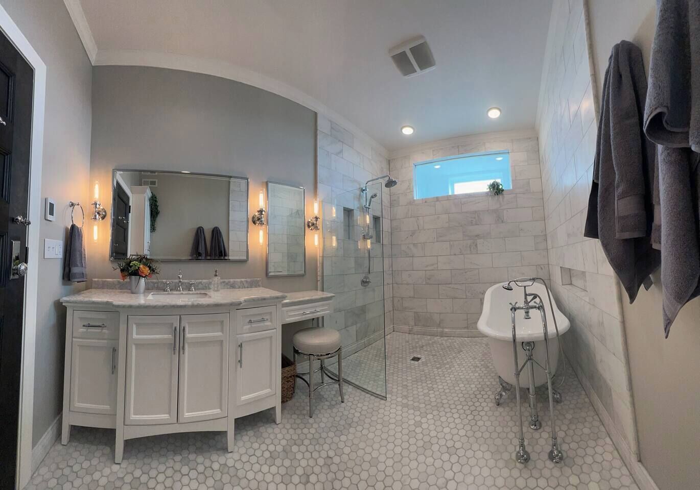 Une salle de bain avec un grand meuble-lavabo, une douche et une baignoire.