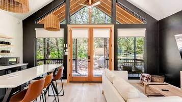 Una cocina moderna con comedor, ventanas amplias y vistas al exterior.