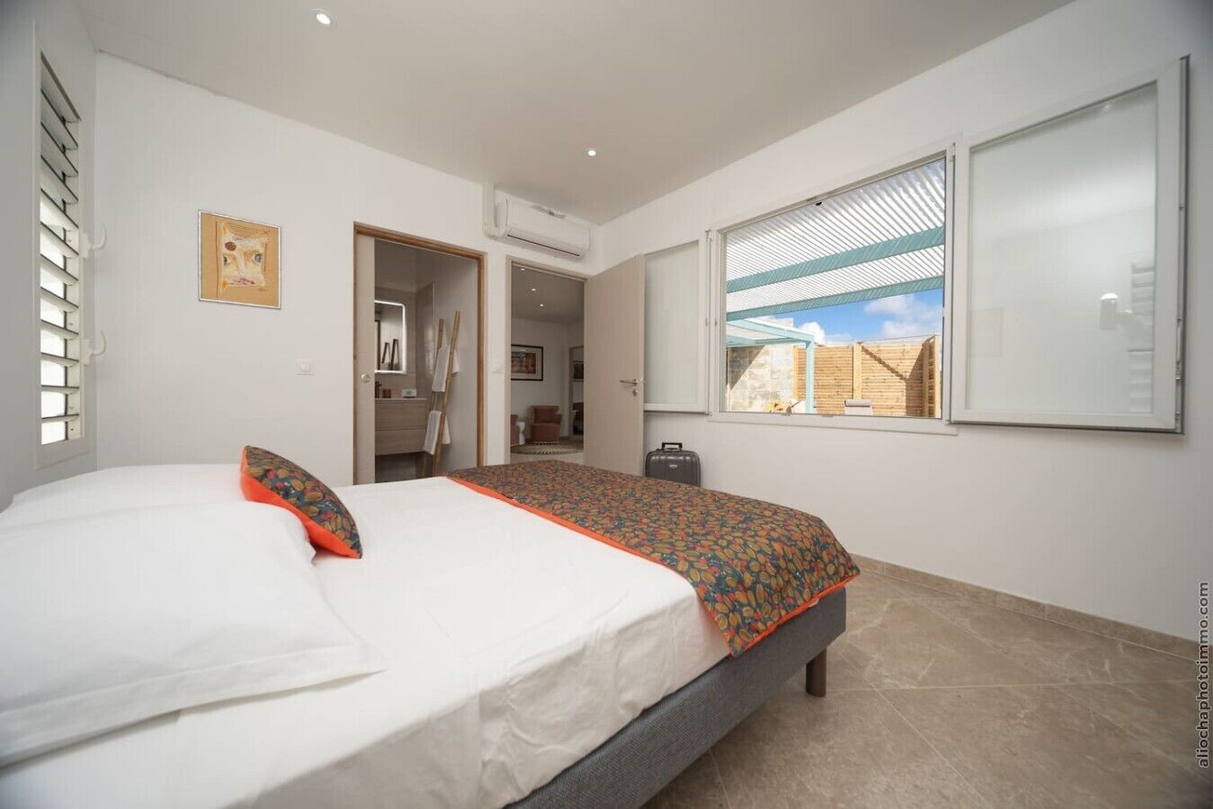 Desk, iron/ironing board, travel cot, WiFi