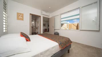 Desk, iron/ironing board, travel cot, WiFi