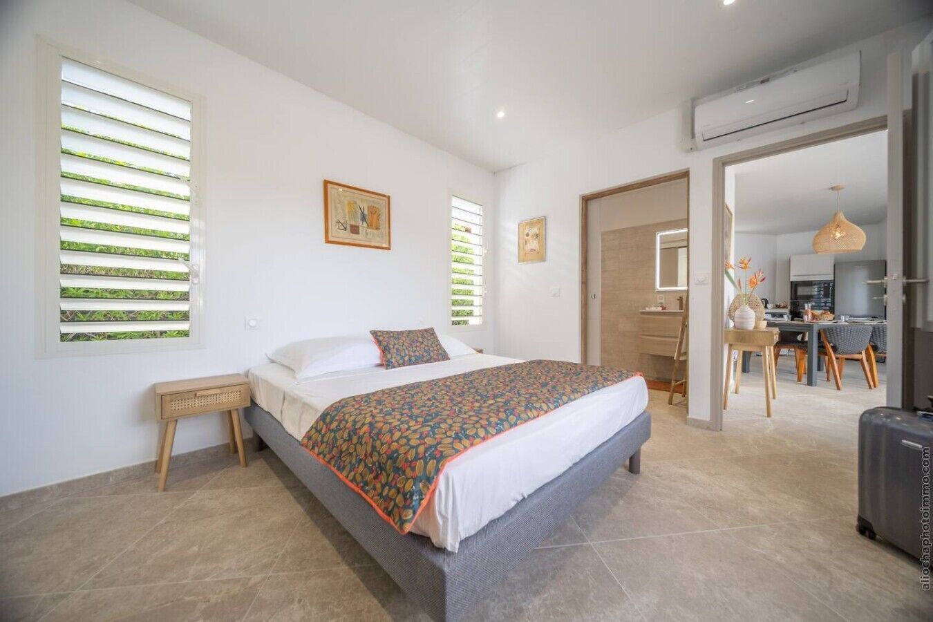 Desk, iron/ironing board, travel cot, WiFi