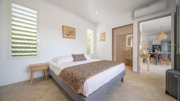 Desk, iron/ironing board, travel cot, WiFi
