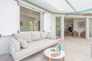 TV - An Ti Doucè—Villa with a pool, 300 meters from the beach (Sainte-Luce)