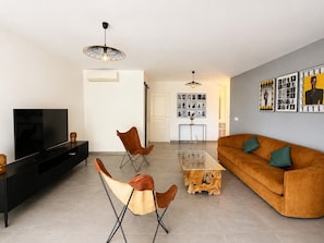 TV, offices - Ava Apartment · Marina 5` · Parking · AC · 3 bedrooms (Fort-de-France)