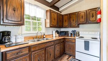 Wasserkocher mit Kaffee-/Teezubehör, Kühlschrank, Mikrowelle, Ofen