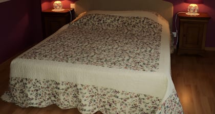 Le Logis du Mesnil B&B: Terraces, Shared Garden, Wi-Fi Included