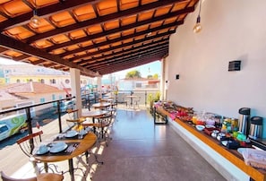 Outdoor dining - Pousada Reserva Central  (Capitólio)