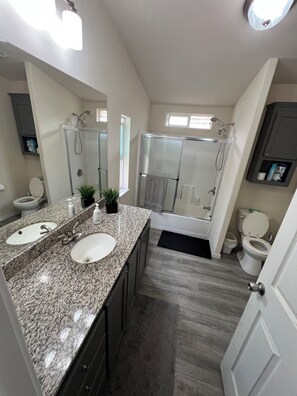 Bathroom - Charming 3-bedroom house for Rent for Car Week. Excellent location. (Seaside)