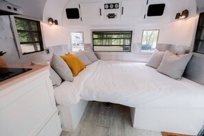 1 bedroom, bed sheets - Glamping in an Airstream: Beautiful Accommodation near Tobermory, Canada (Northern Bruce Peninsula)