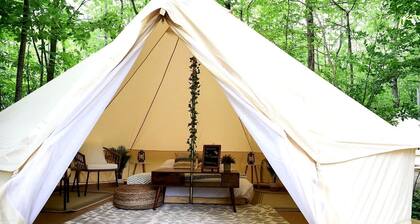 Northern Bruce Peninsula Glamping: Luxurious Pet-Friendly Bell Tent near Tobermory, Canada
