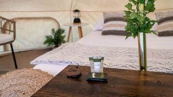 1 bedroom, bed sheets