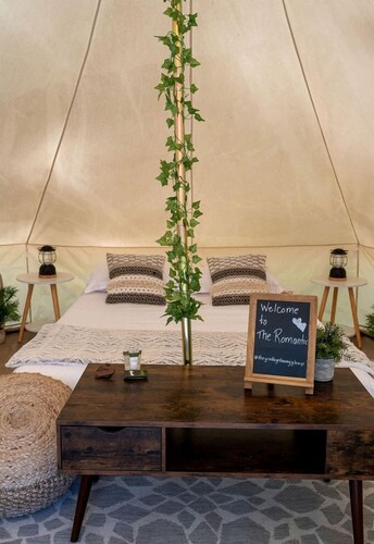 Northern Bruce Peninsula Glamping: Luxurious Pet-Friendly Bell Tent near Tobermory, Canada