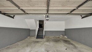 Piso de concreto com escada que leva a uma porta.